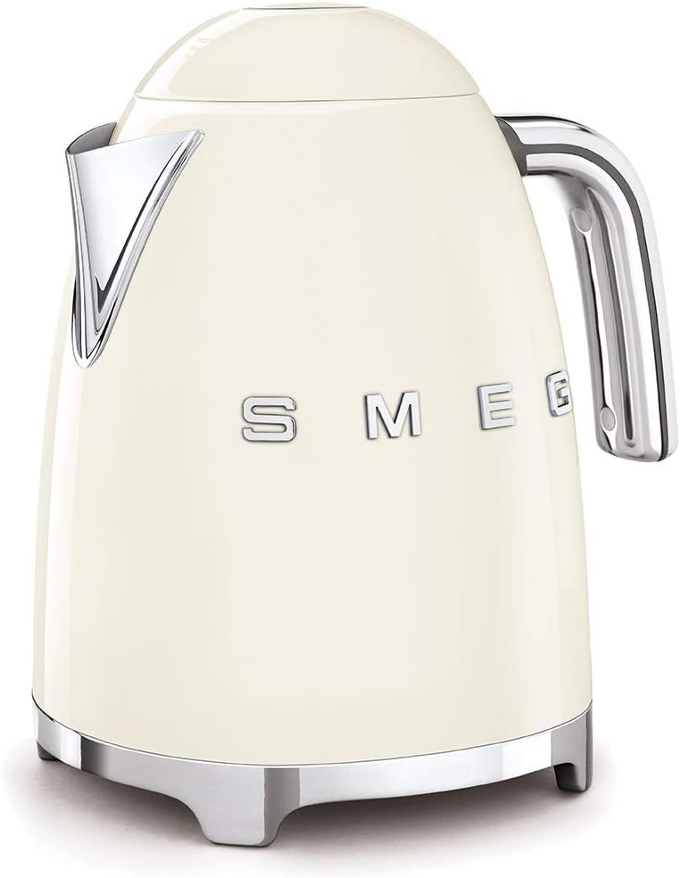 קומקום חשמלי בעיצוב רטרו בהשראת שנות ה 50 קרם Smeg KLF03 קומקום חשמלי בעיצוב רטרו בהשראת שנות ה 50 קרם Smeg KLF03